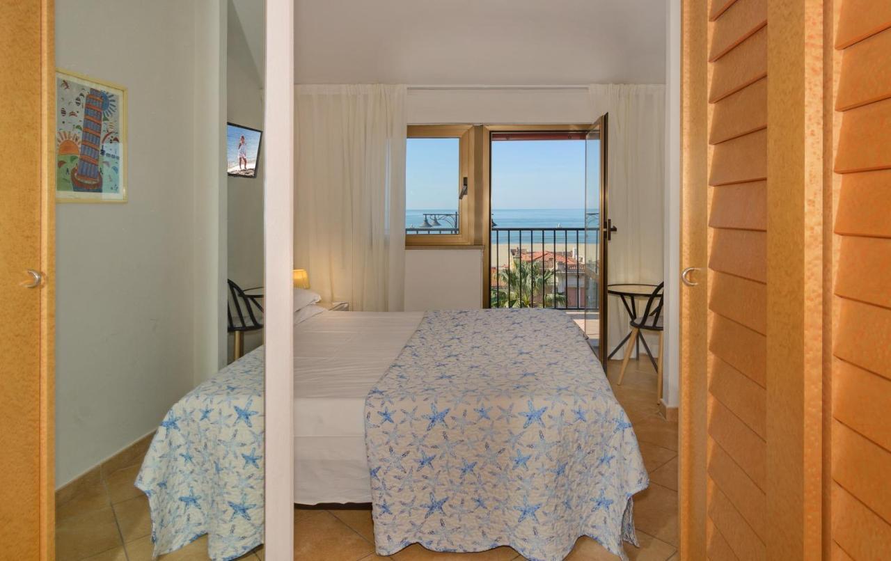 Hotel Bella Riviera Lungomare فياريجيو المظهر الخارجي الصورة